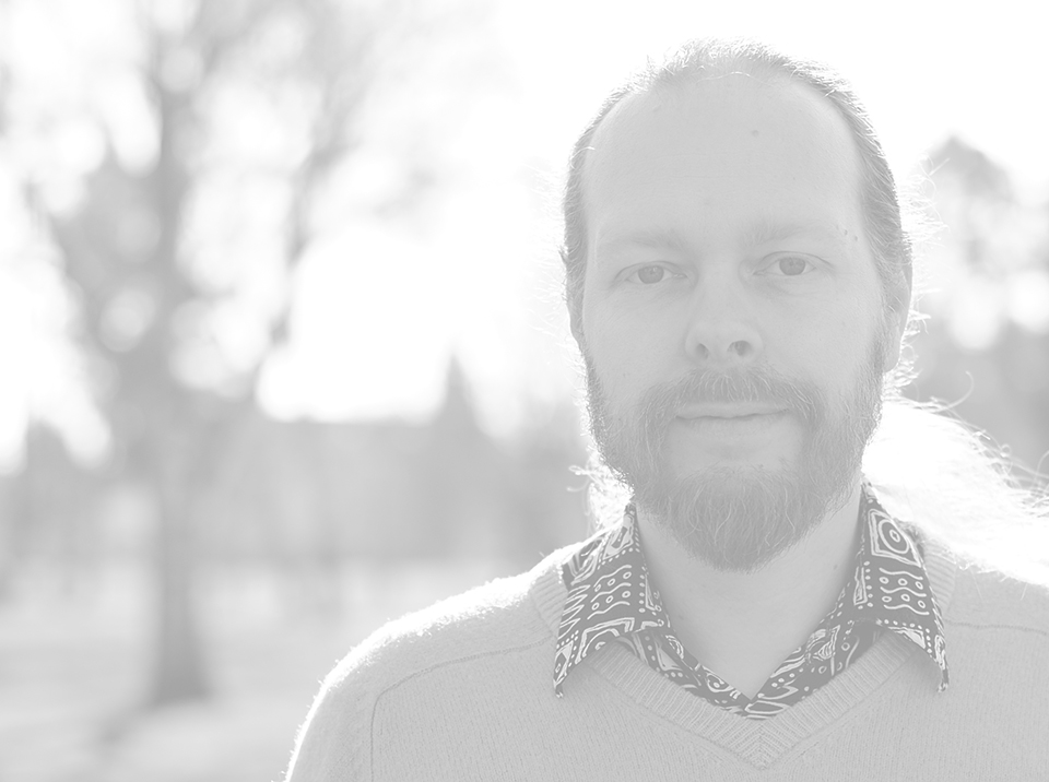 Portrait von Dirk Eisenack draußen in der Sonne